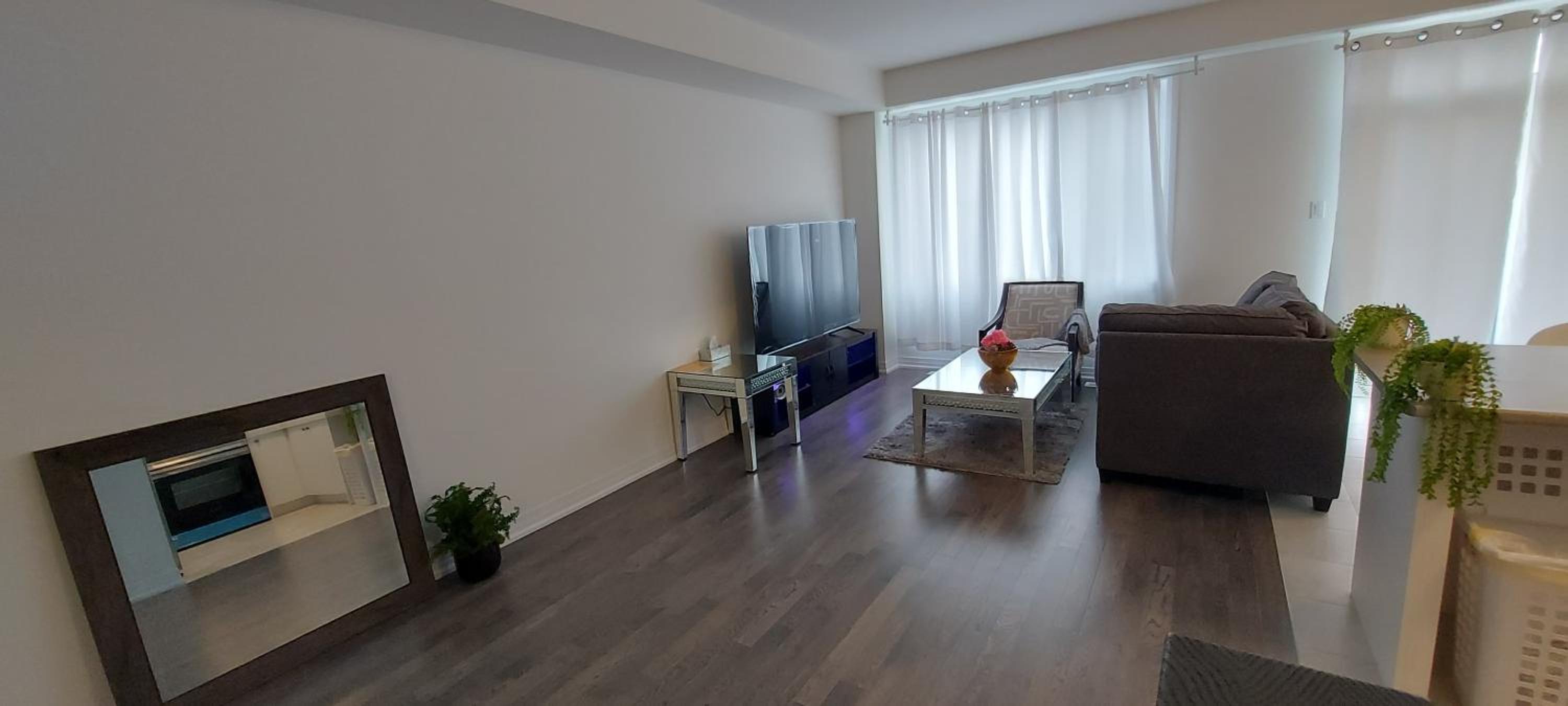 New 3-BR Home Near Niagara Falls with King Bed 75 Inch TV and Free Parking