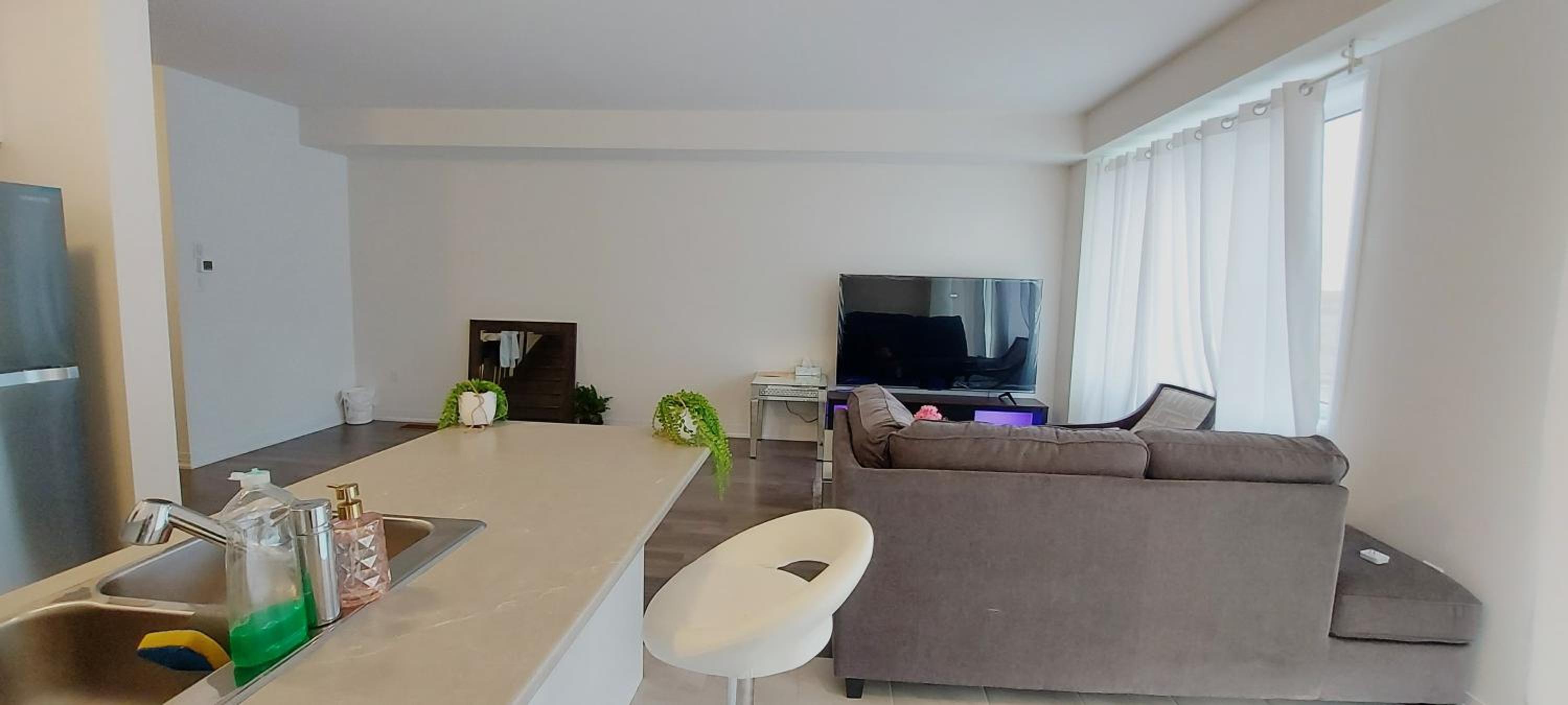 New 3-BR Home Near Niagara Falls with King Bed 75 Inch TV and Free Parking