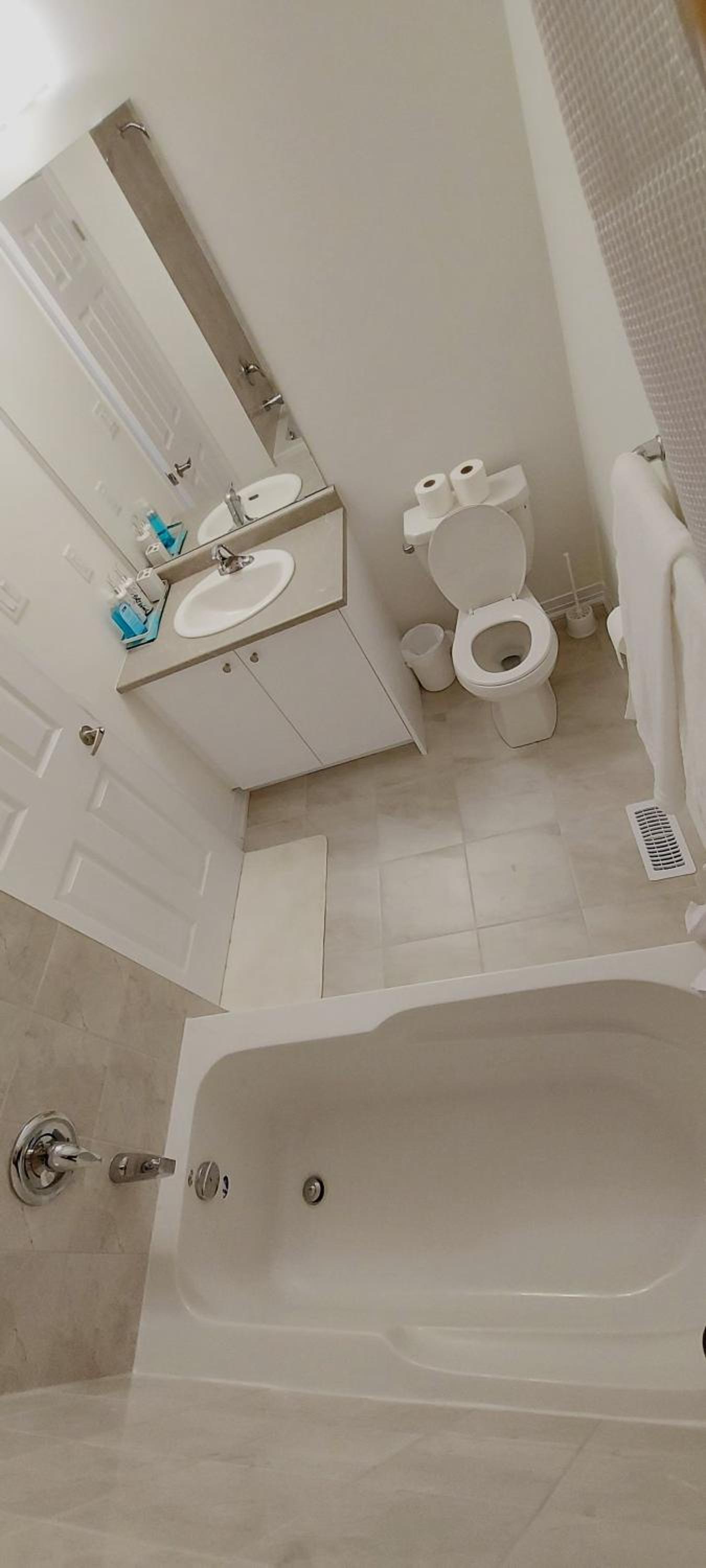 New 3-BR Home Near Niagara Falls with King Bed 75 Inch TV and Free Parking