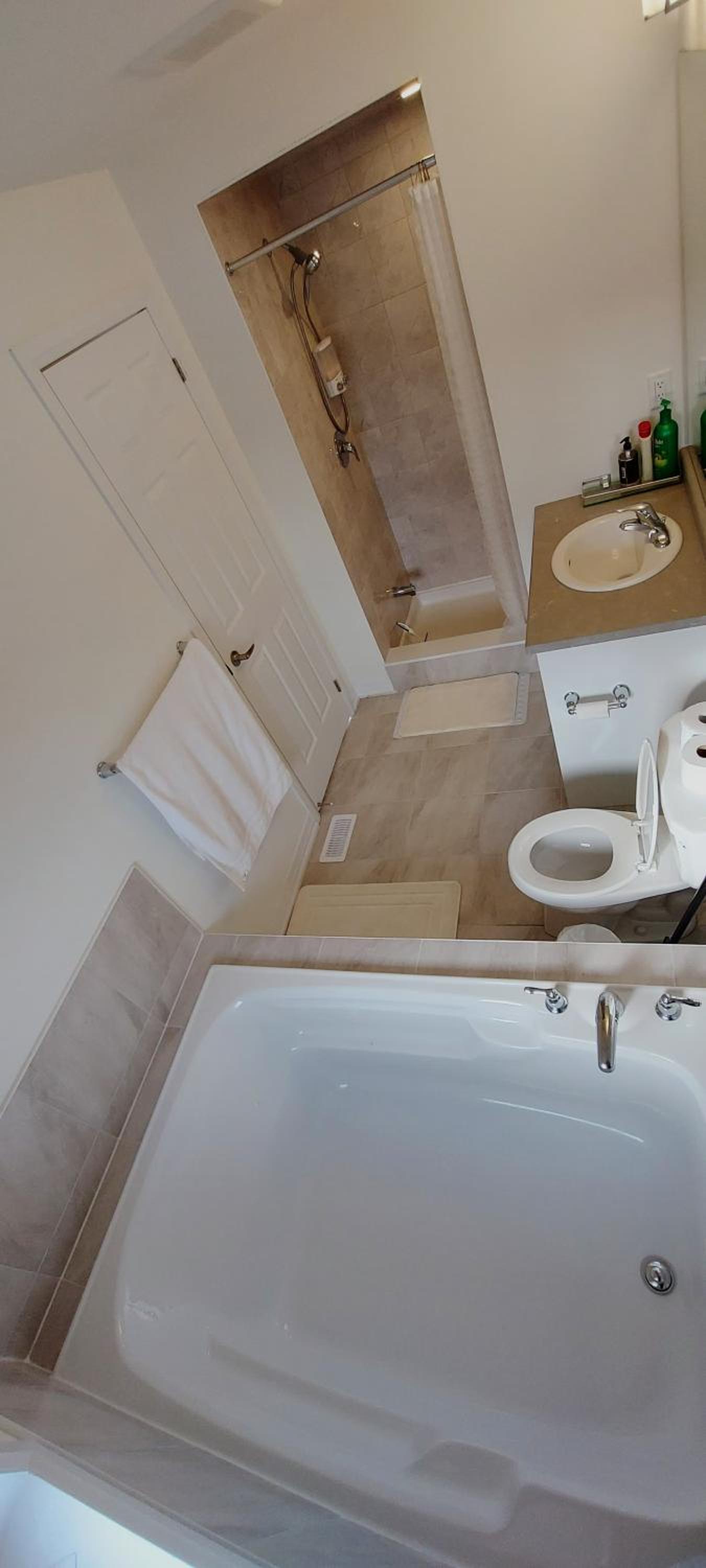 New 3-BR Home Near Niagara Falls with King Bed 75 Inch TV and Free Parking