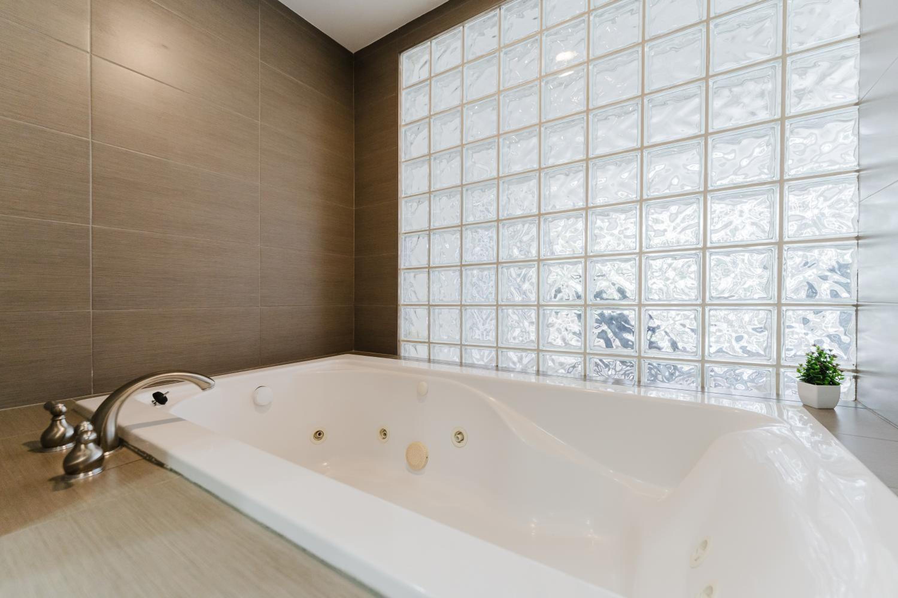 Beautiful Aventura Villa Sleeps 26