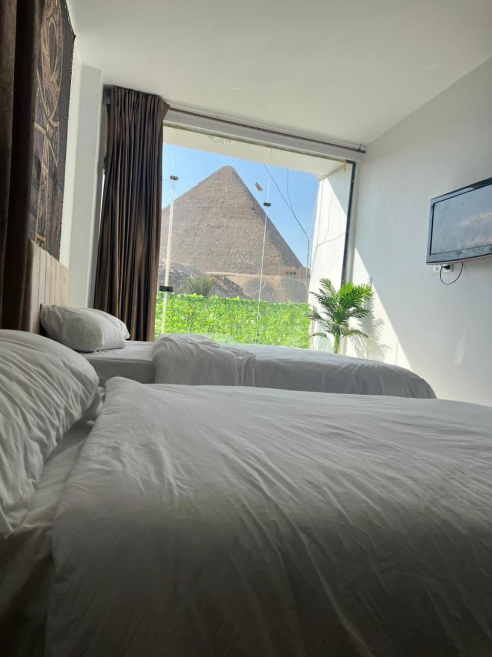 Sola Pyramids inn