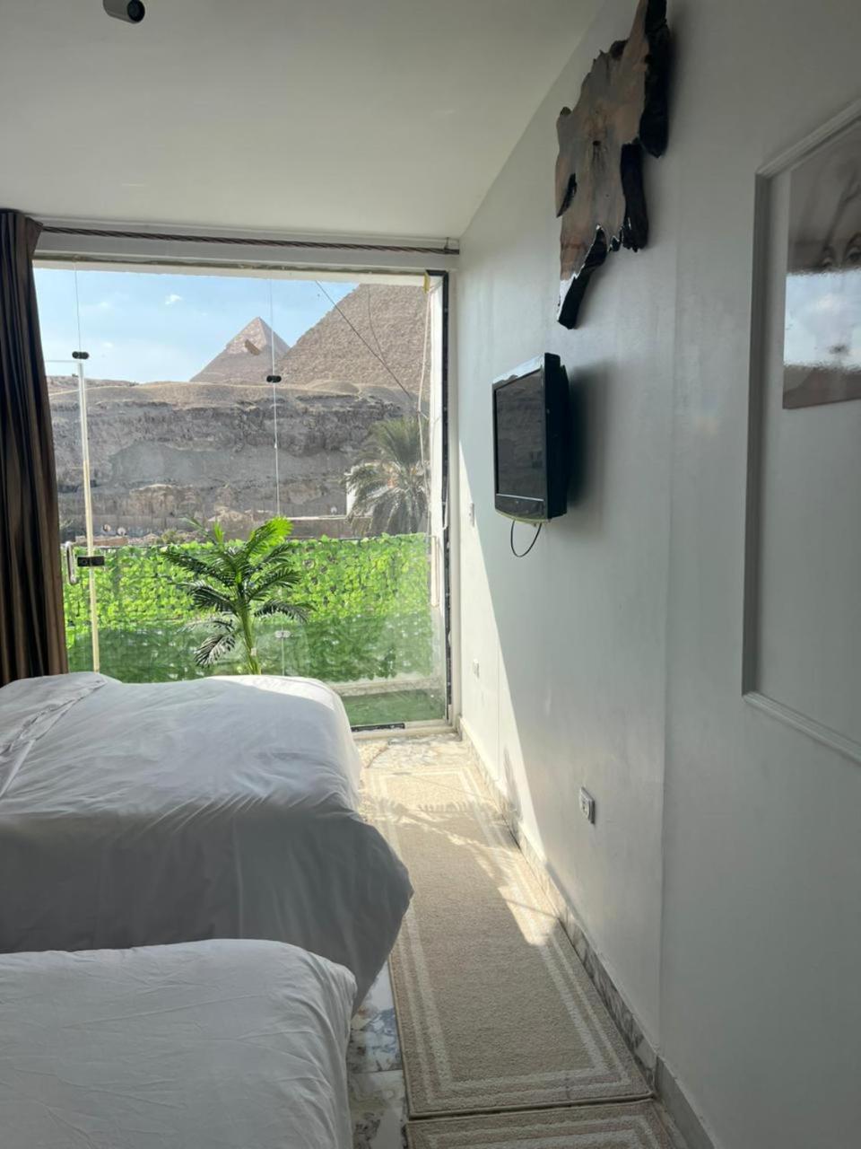 Sola Pyramids inn