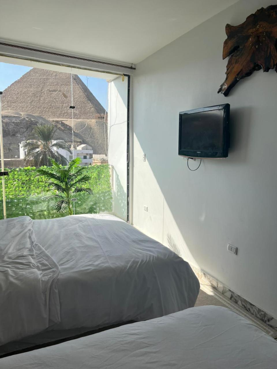 Sola Pyramids inn