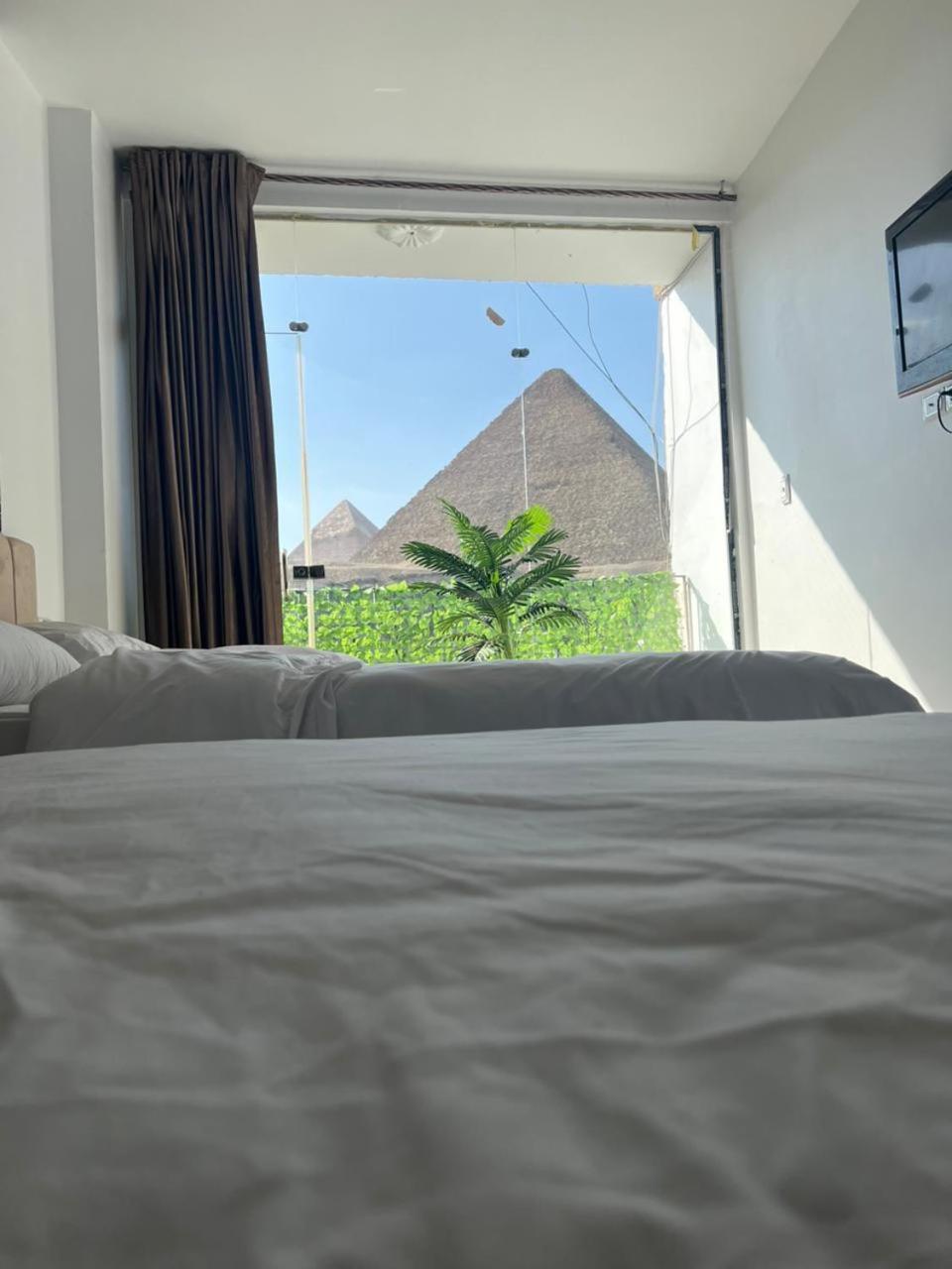 Sola Pyramids inn