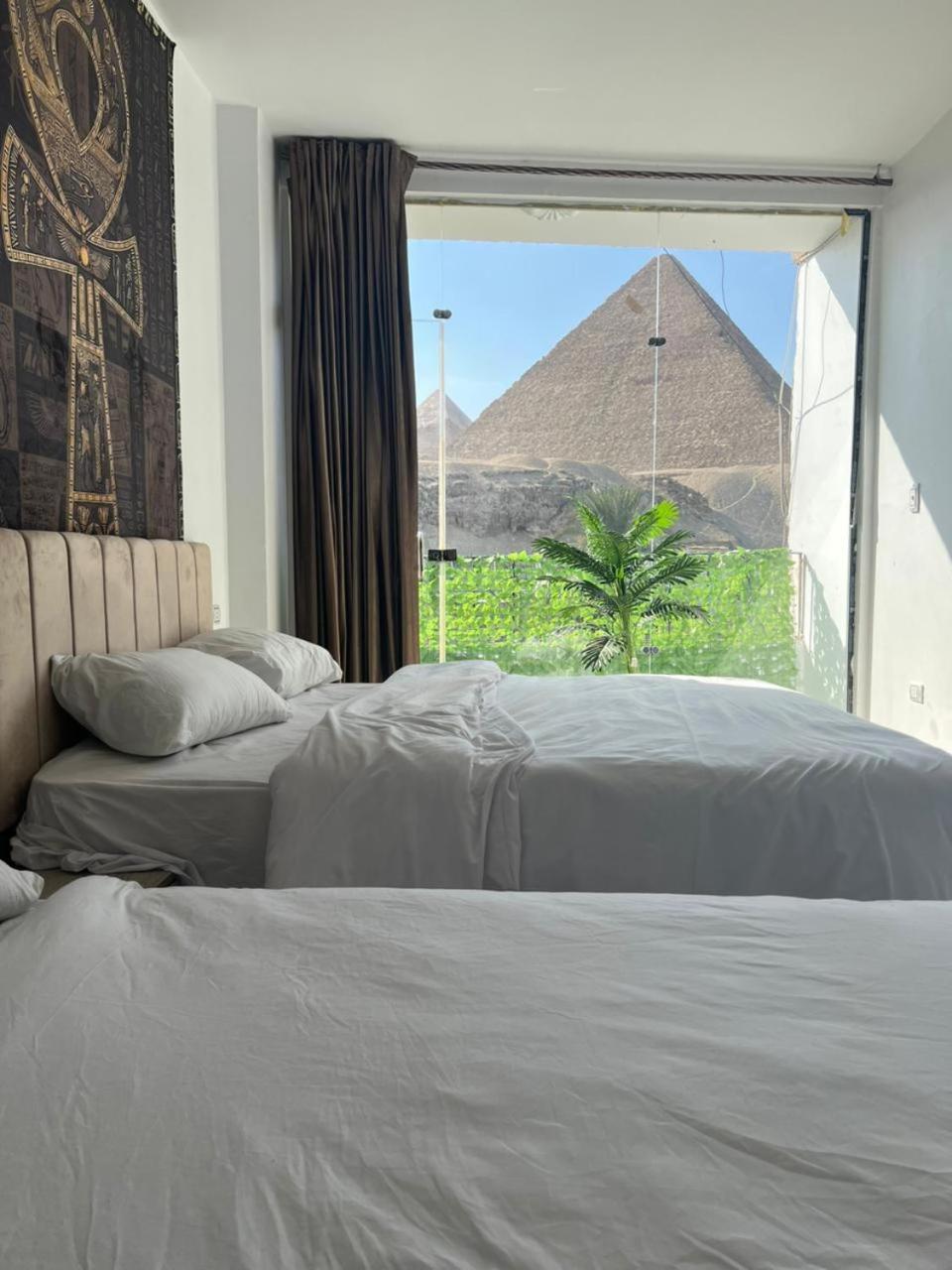 Sola Pyramids inn