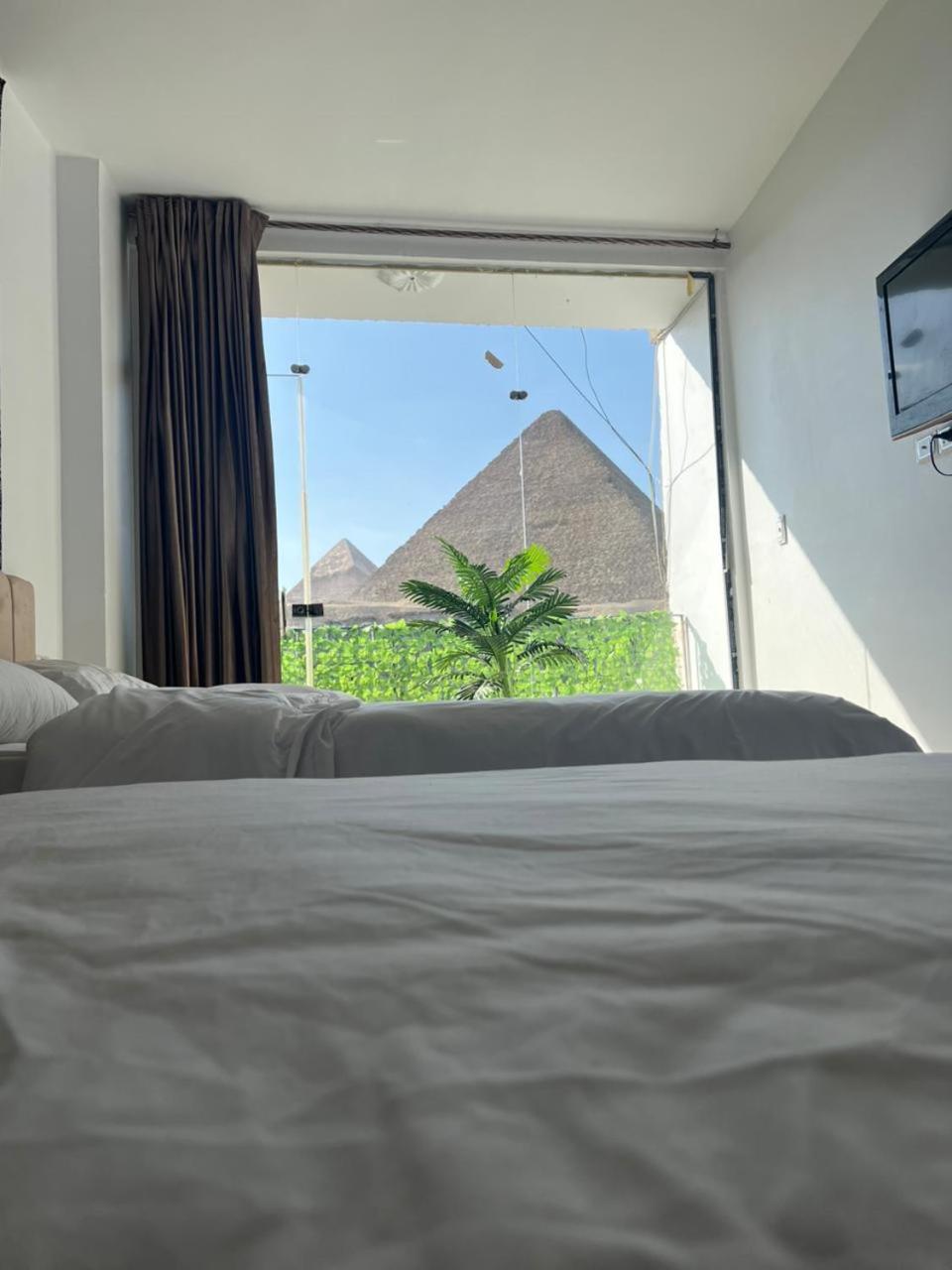 Sola Pyramids inn