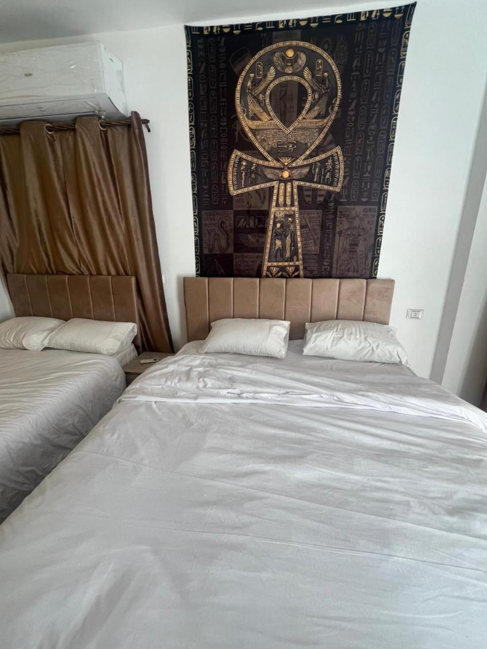 Sola Pyramids inn