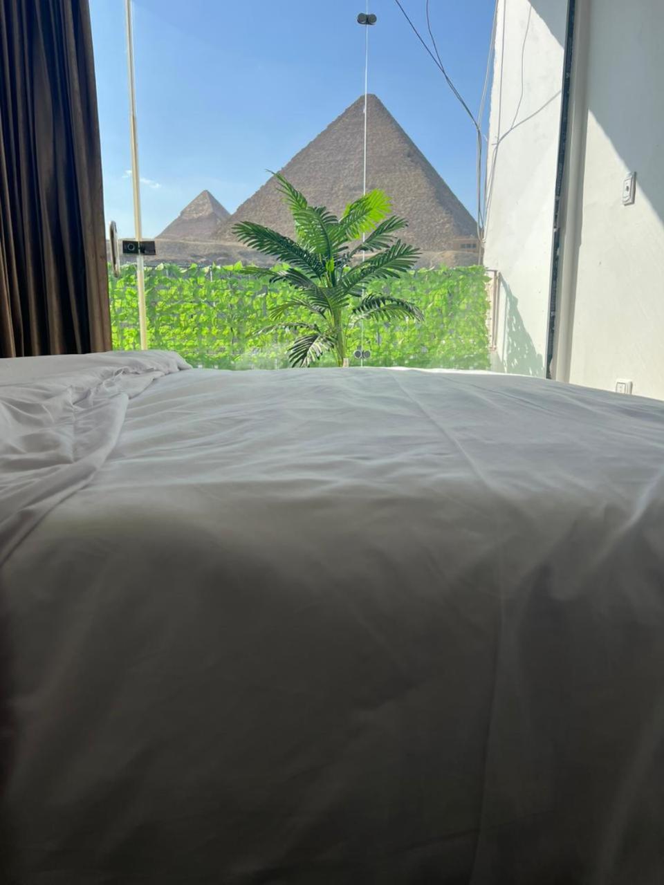 Sola Pyramids inn