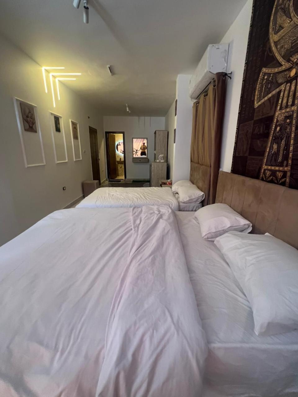 Sola Pyramids inn