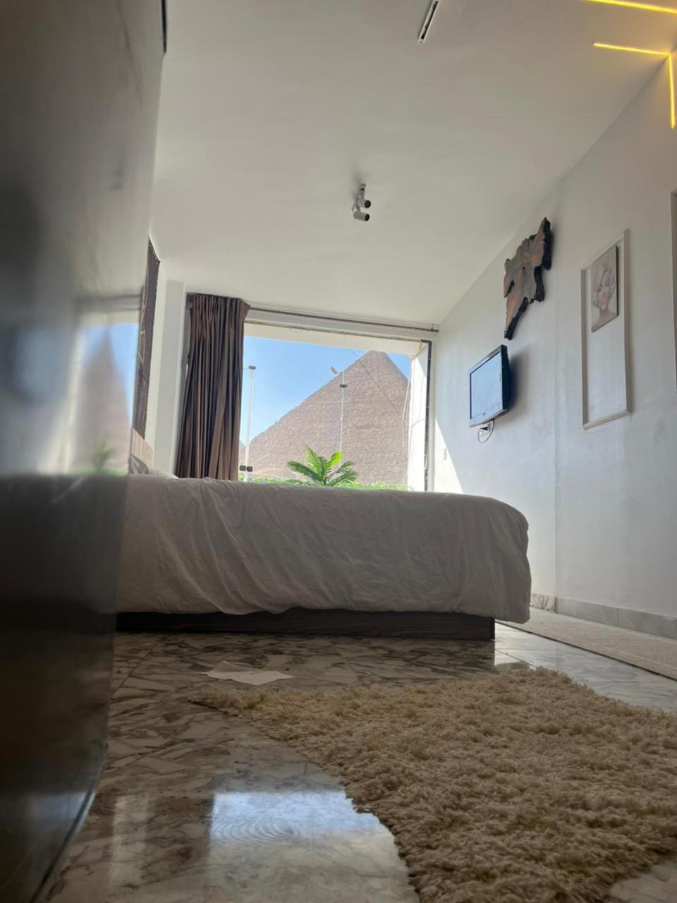 Sola Pyramids inn