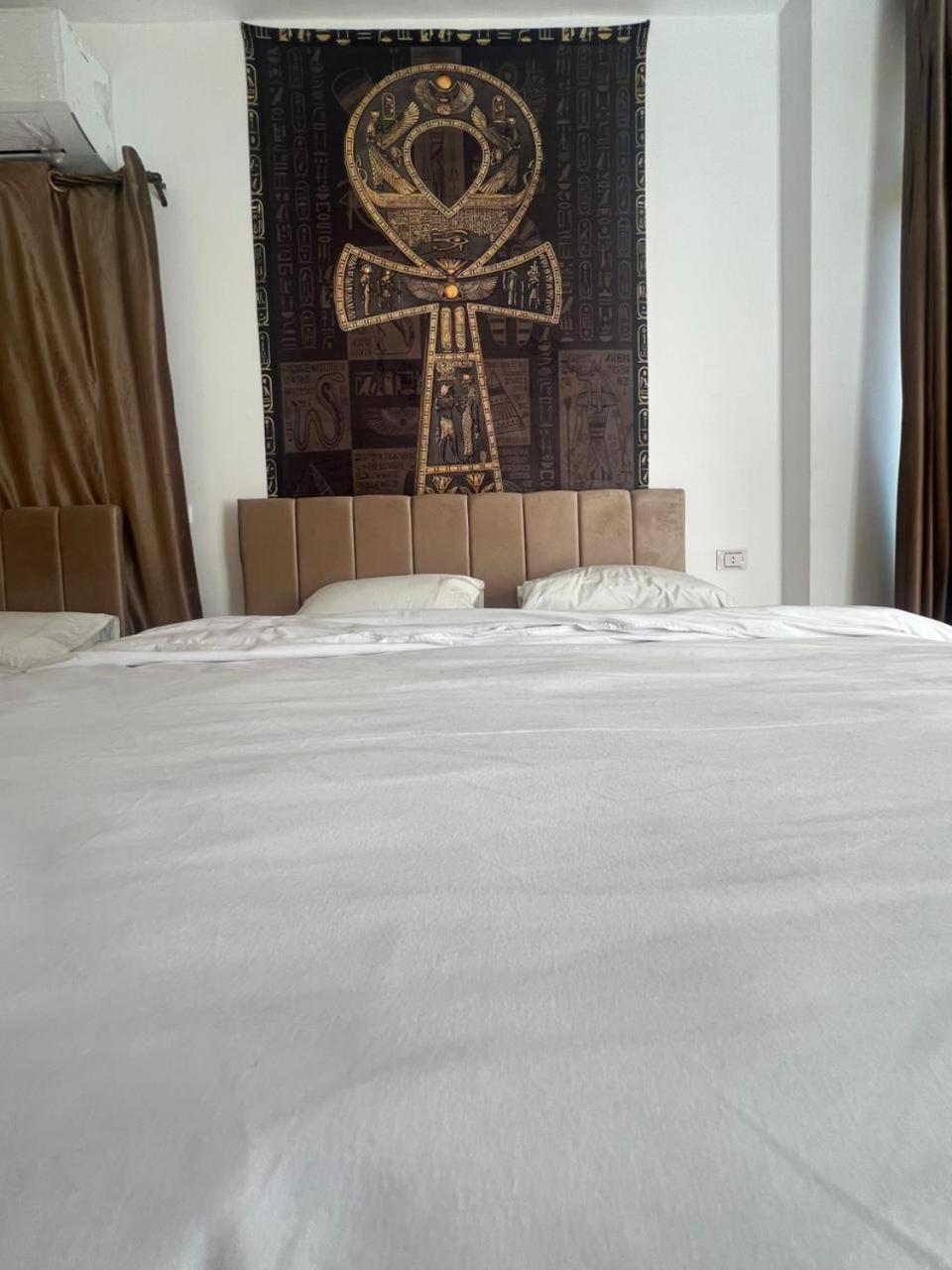 Sola Pyramids inn