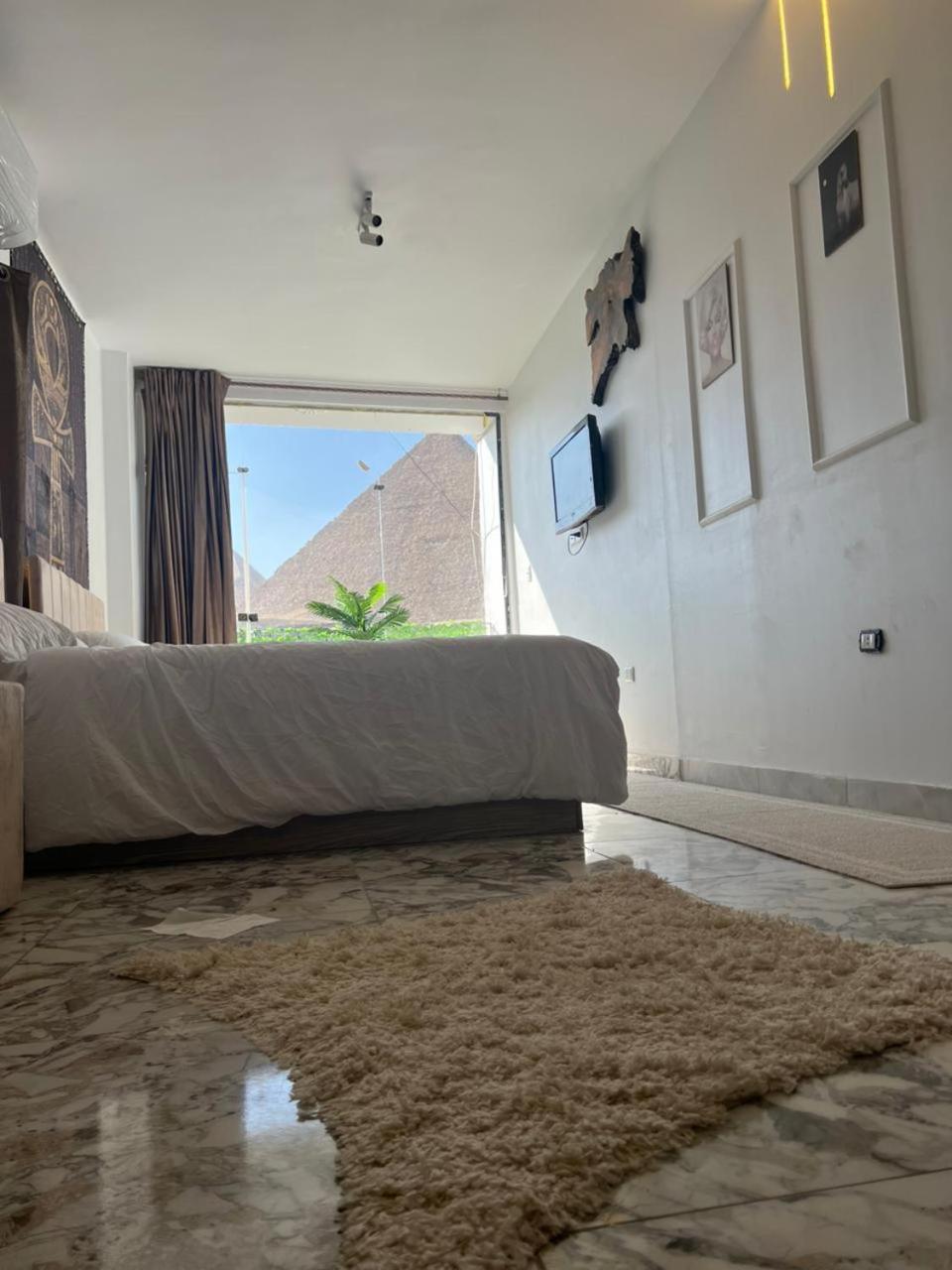 Sola Pyramids inn