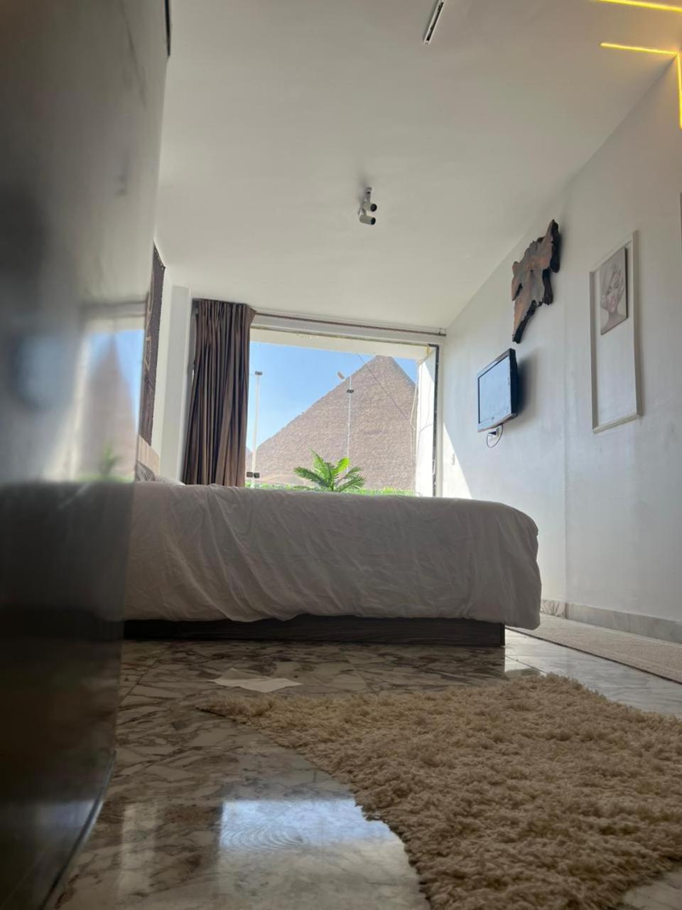 Sola Pyramids inn