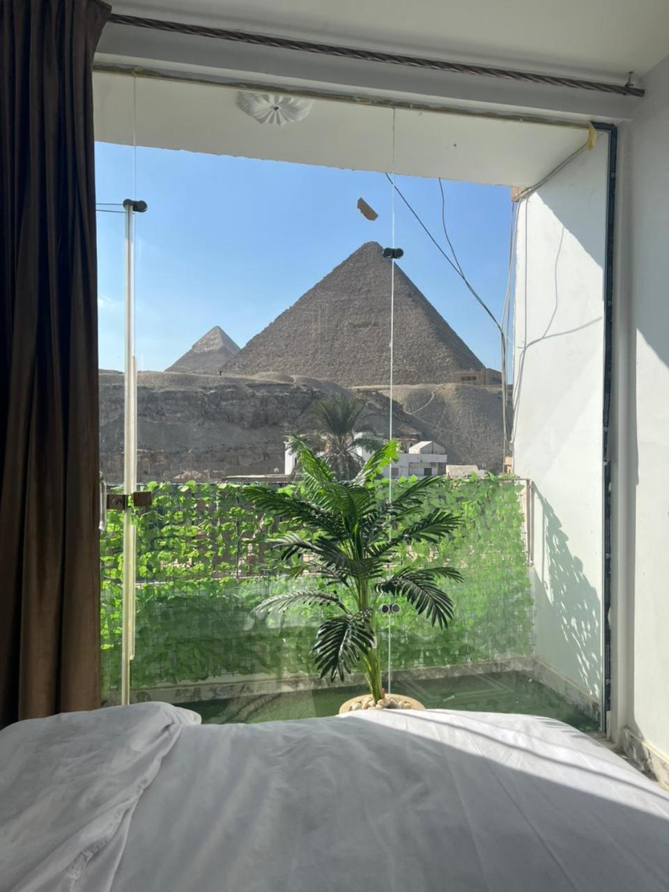 Sola Pyramids inn