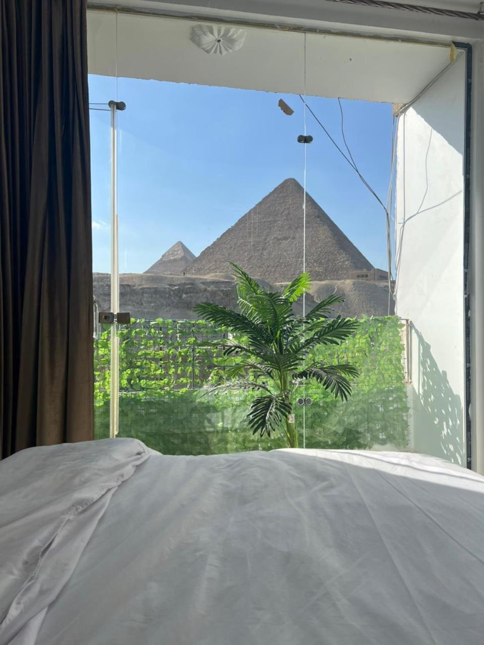 Sola Pyramids inn