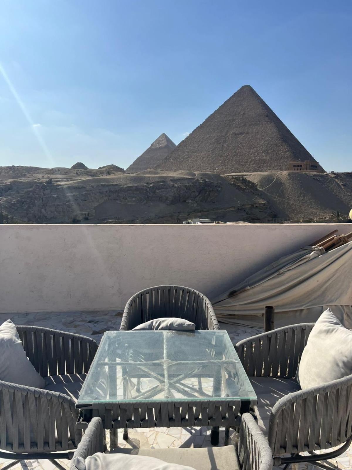 Sola Pyramids inn