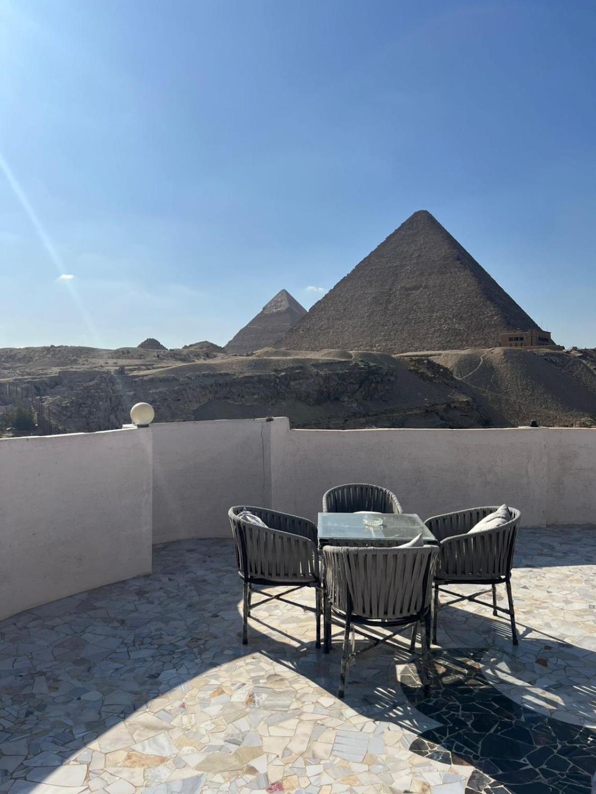 Sola Pyramids inn