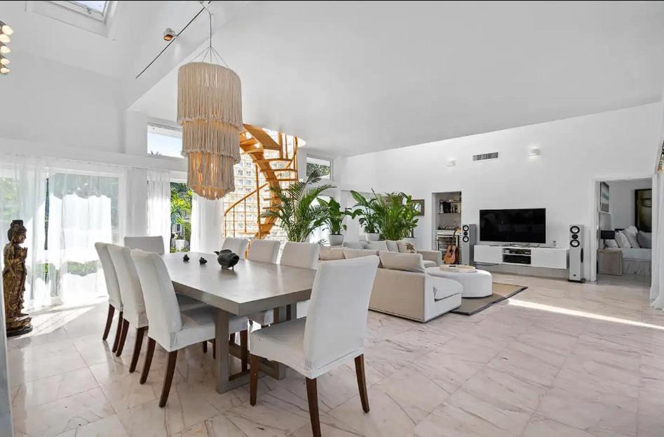 Perfect Beachfront Beautiful House !