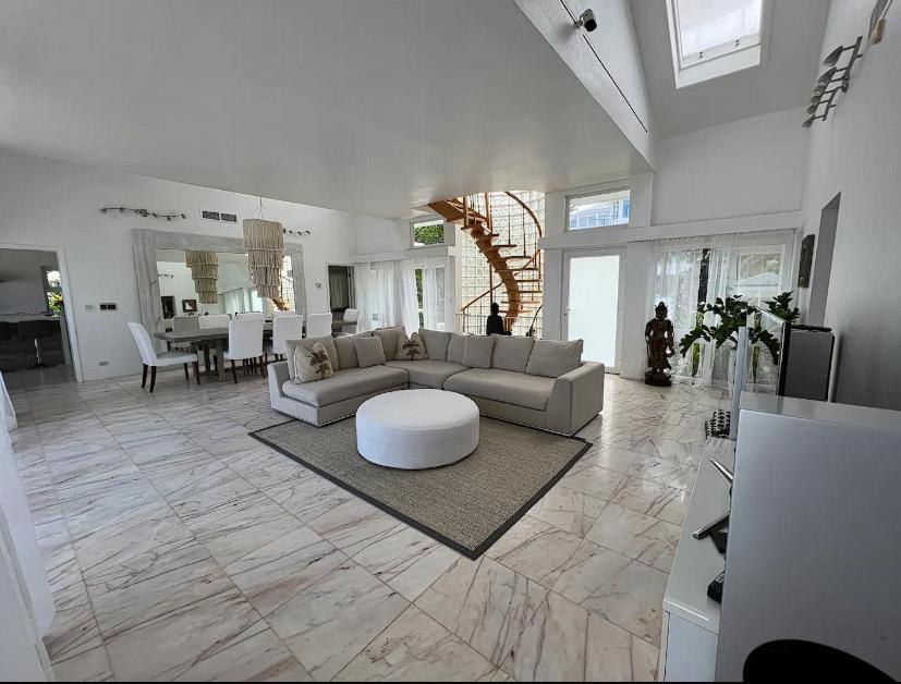 Perfect Beachfront Beautiful House !