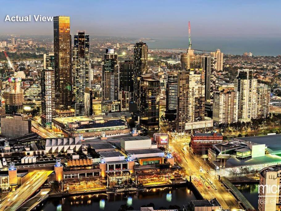 CBD Apt on 48 floor with City and Harbour views