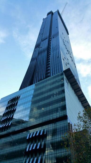 CBD Apt on 48 floor with City and Harbour views
