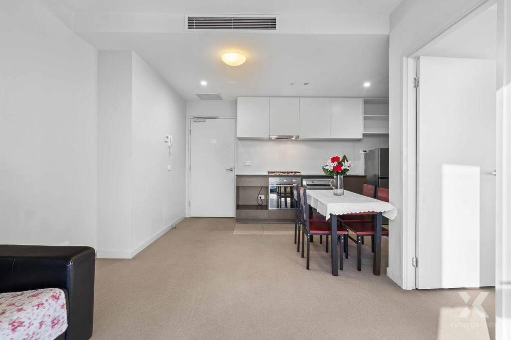 CBD Apt on 48 floor with City and Harbour views