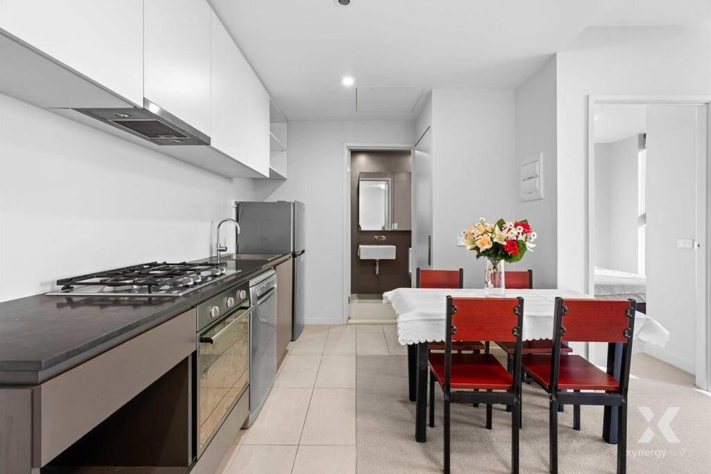 CBD Apt on 48 floor with City and Harbour views