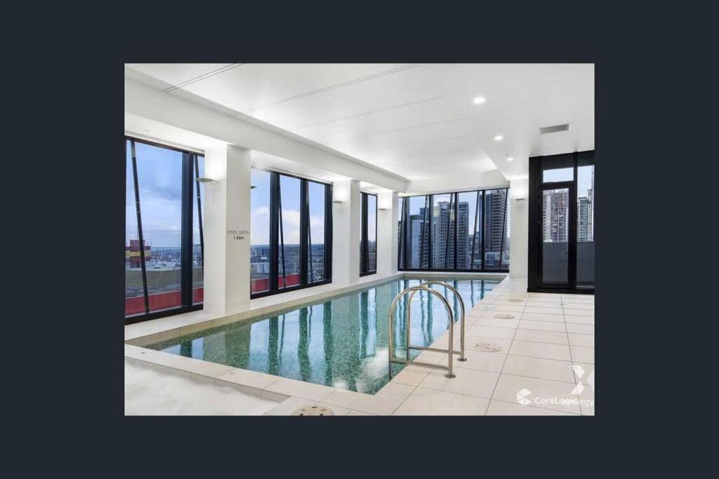 CBD Apt on 48 floor with City and Harbour views