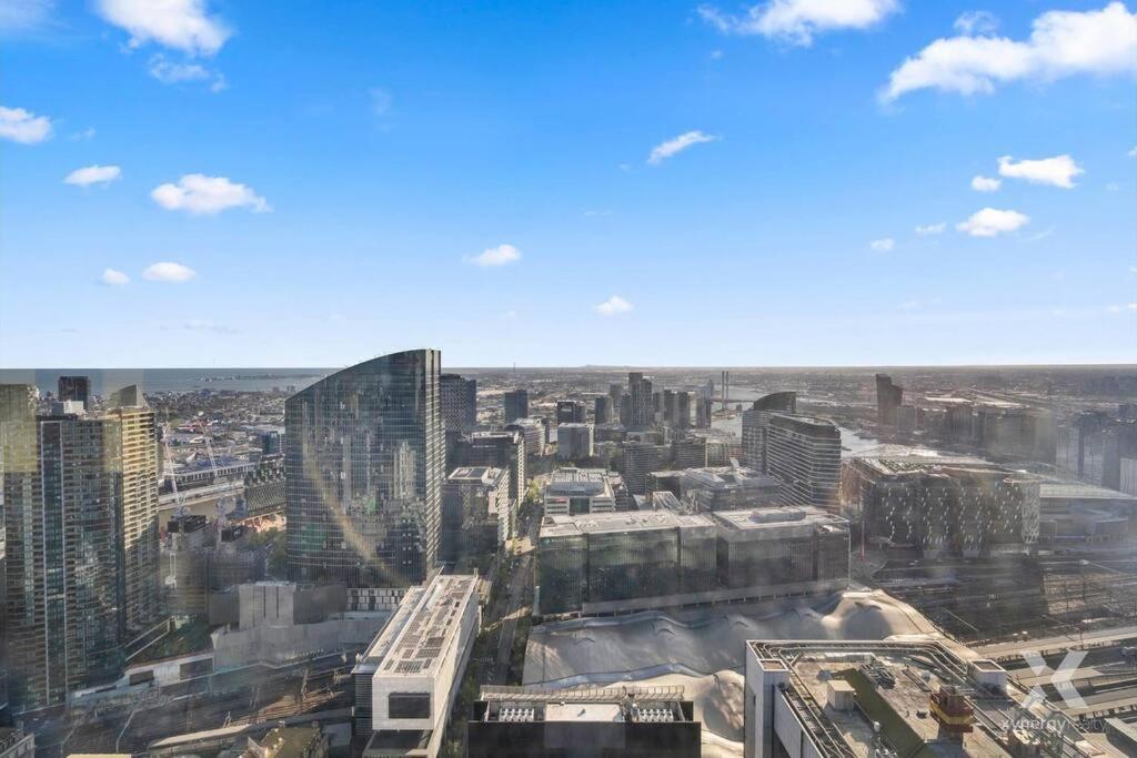 CBD Apt on 48 floor with City and Harbour views