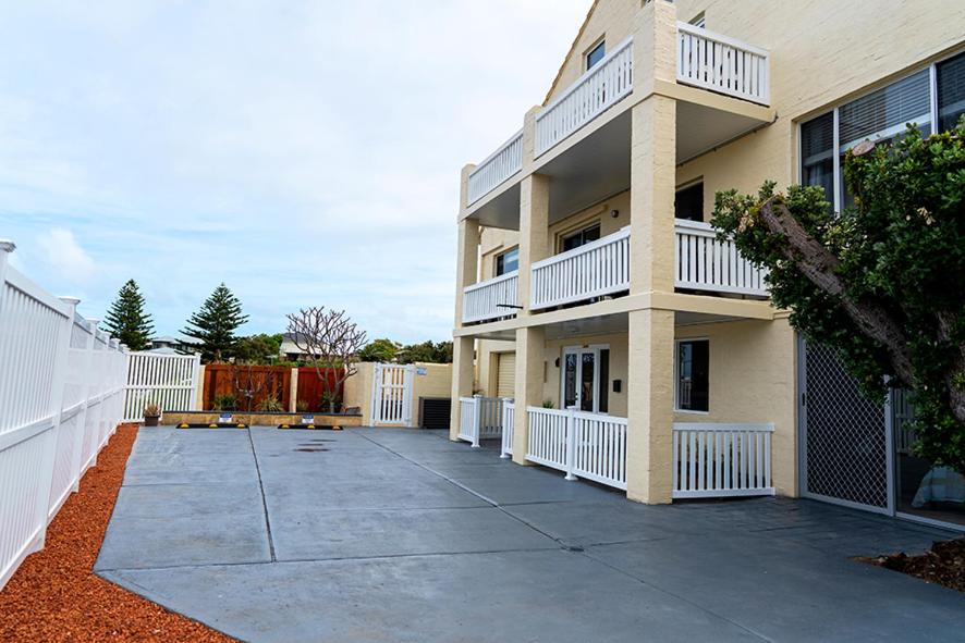 Quinns Beach Mansion Apartment 1