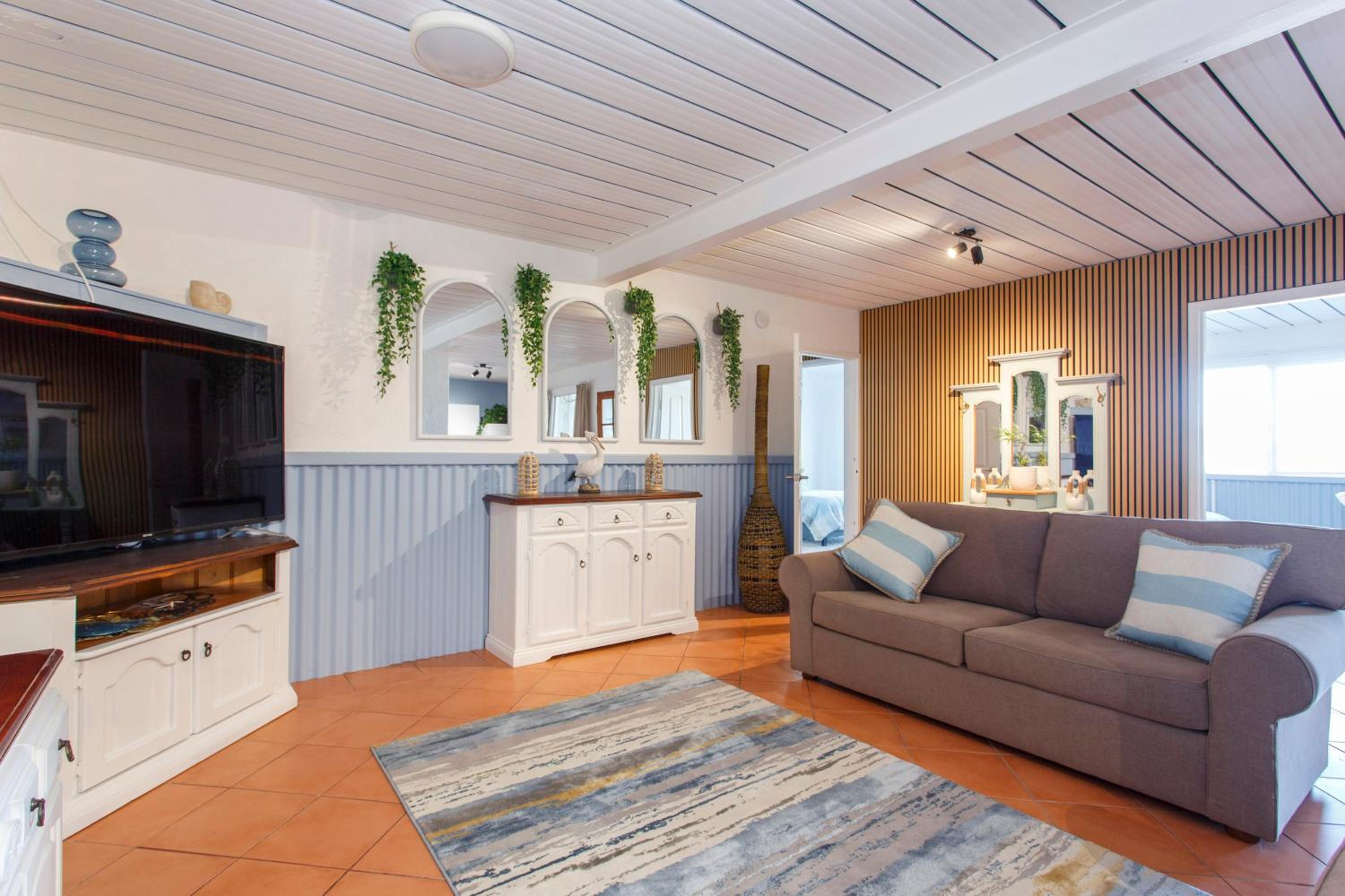 Quinns Beach Mansion Apartment 1