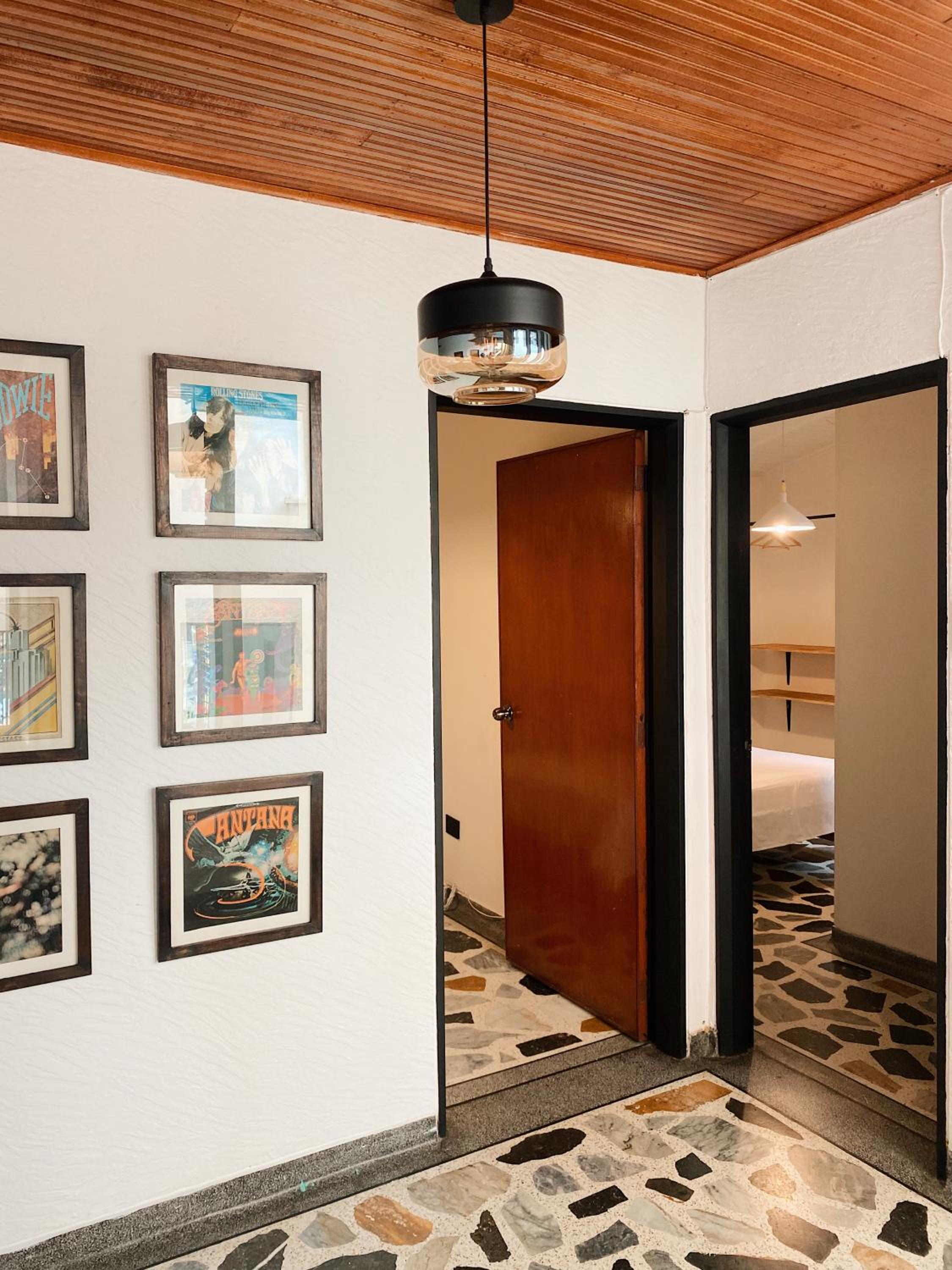 Casa en llamas Hostal
