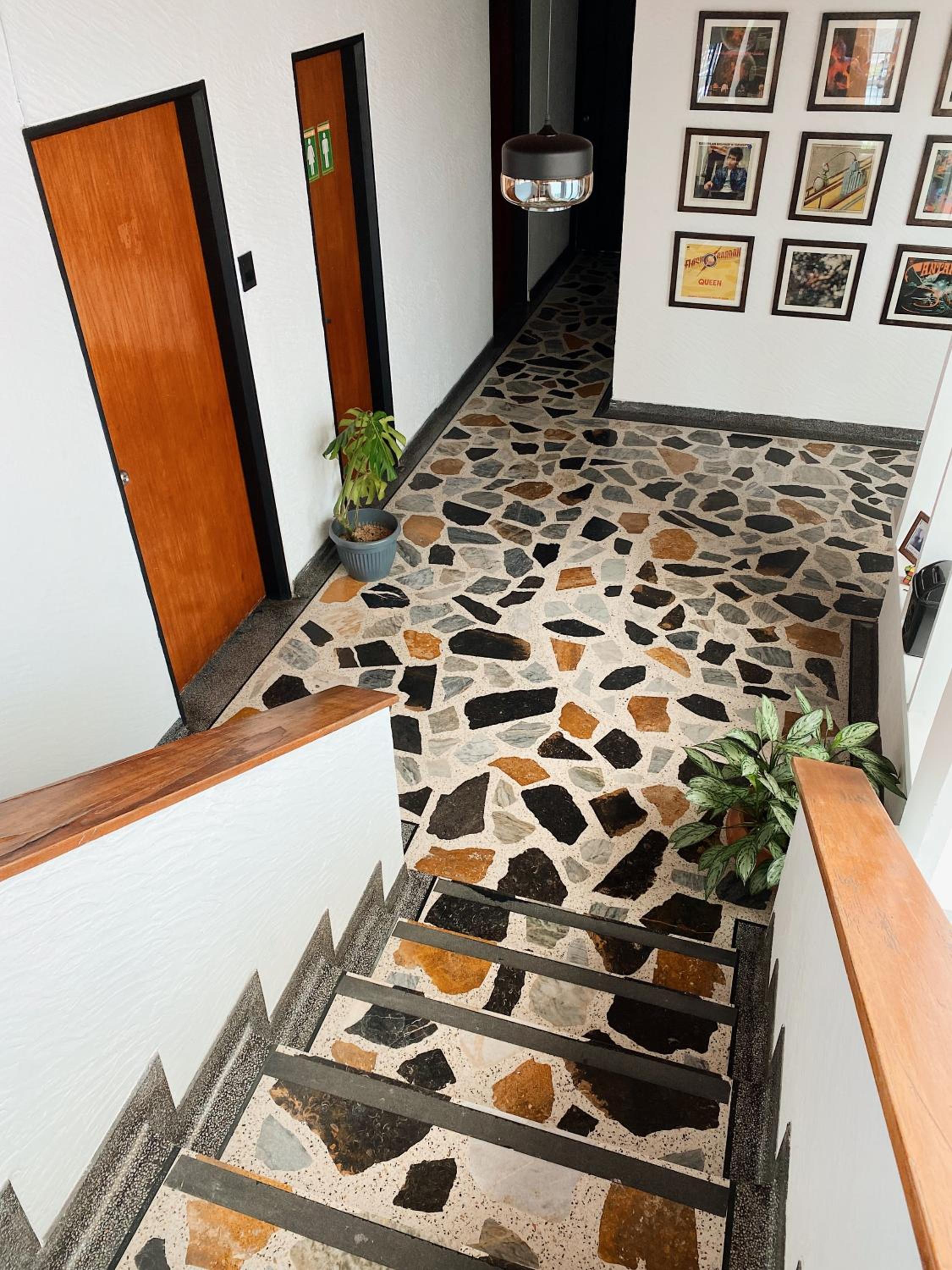 Casa en llamas Hostal