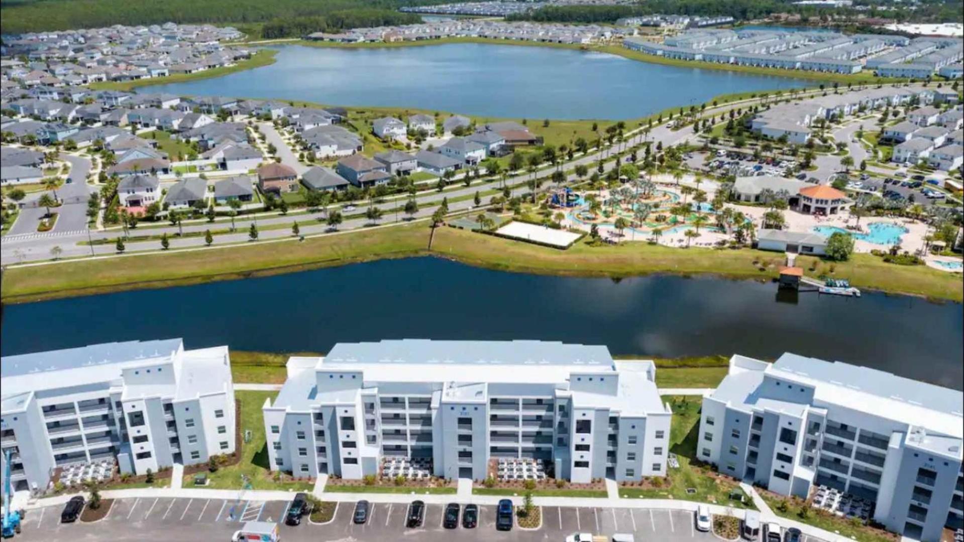Strategic Condo 2 Bd Close to Disney Storey Lake view 4