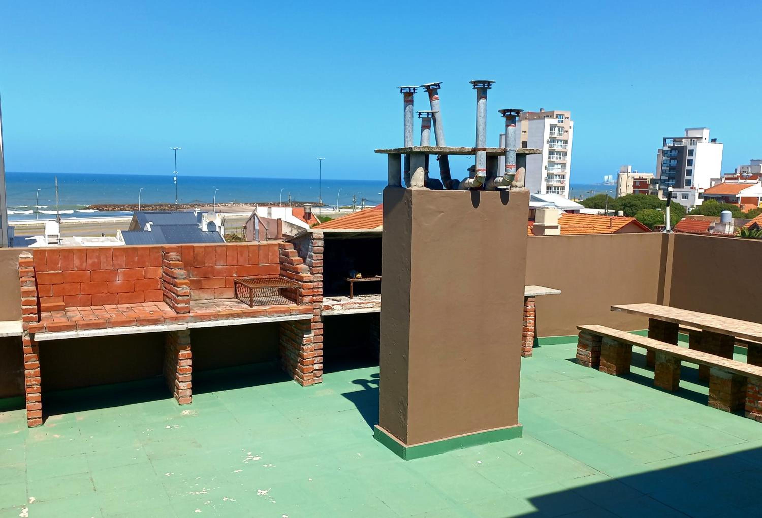 Dpto al frente con cochera y parrilla, a 1 cuadra de la playa
