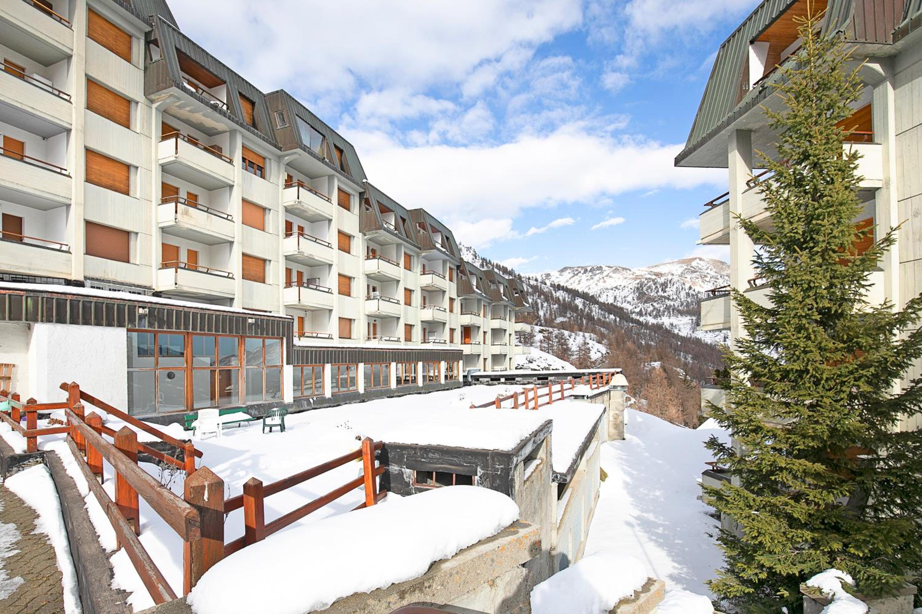 Wolf & Deer Apartment Ski-In Ski-Out 250m - Happy Rentals view 4