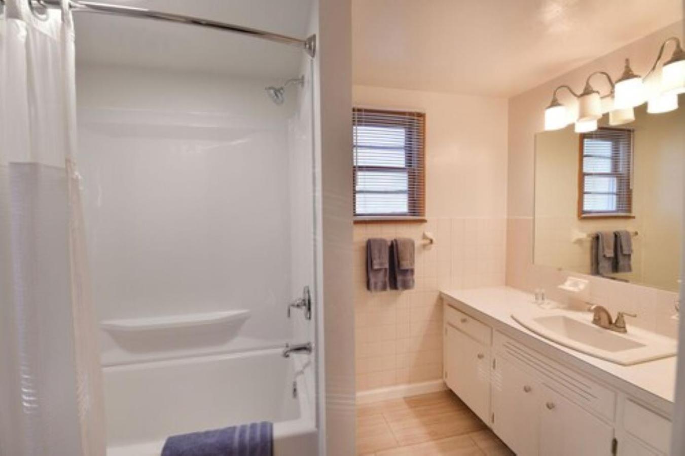 Delton Oaks Resort Motel