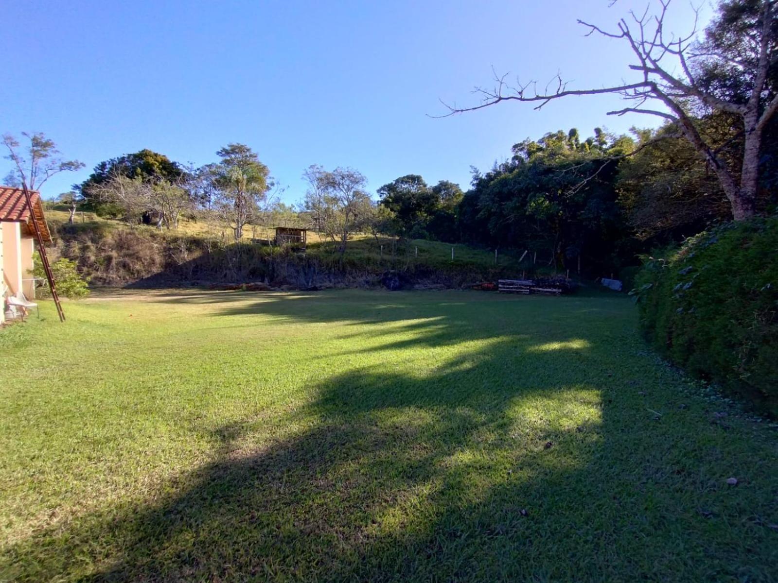 Sitio, ambiente rural, com muita área verde