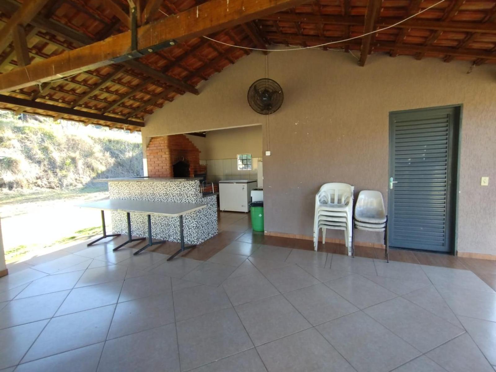 Sitio, ambiente rural, com muita área verde