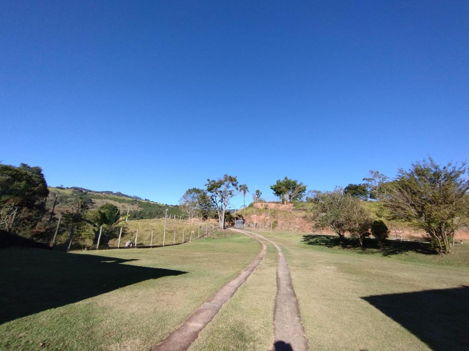 Sitio, ambiente rural, com muita área verde