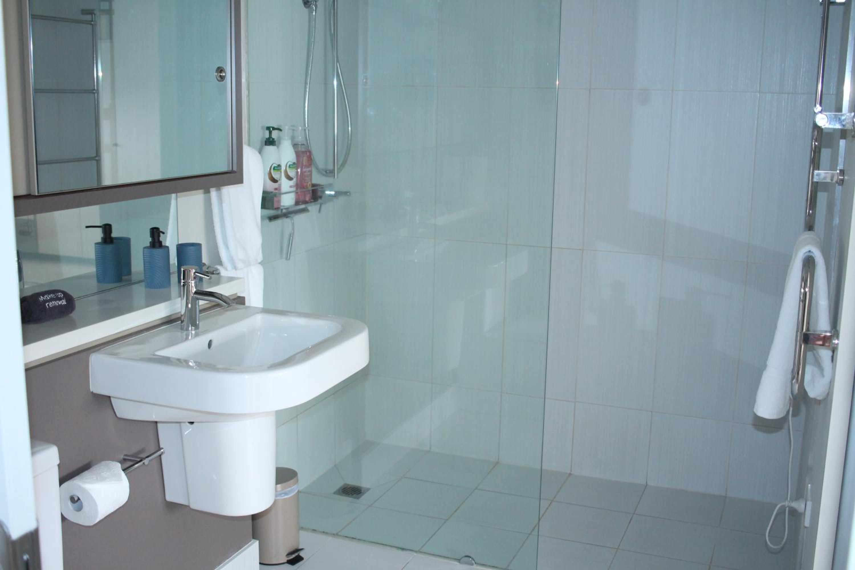 Cataract 7 - CBD 2 Br Free Parking