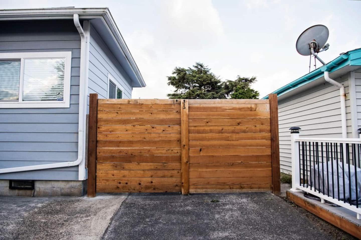 Seaside Retreat Hot Tub Steps to Beach Slps 6 view 4