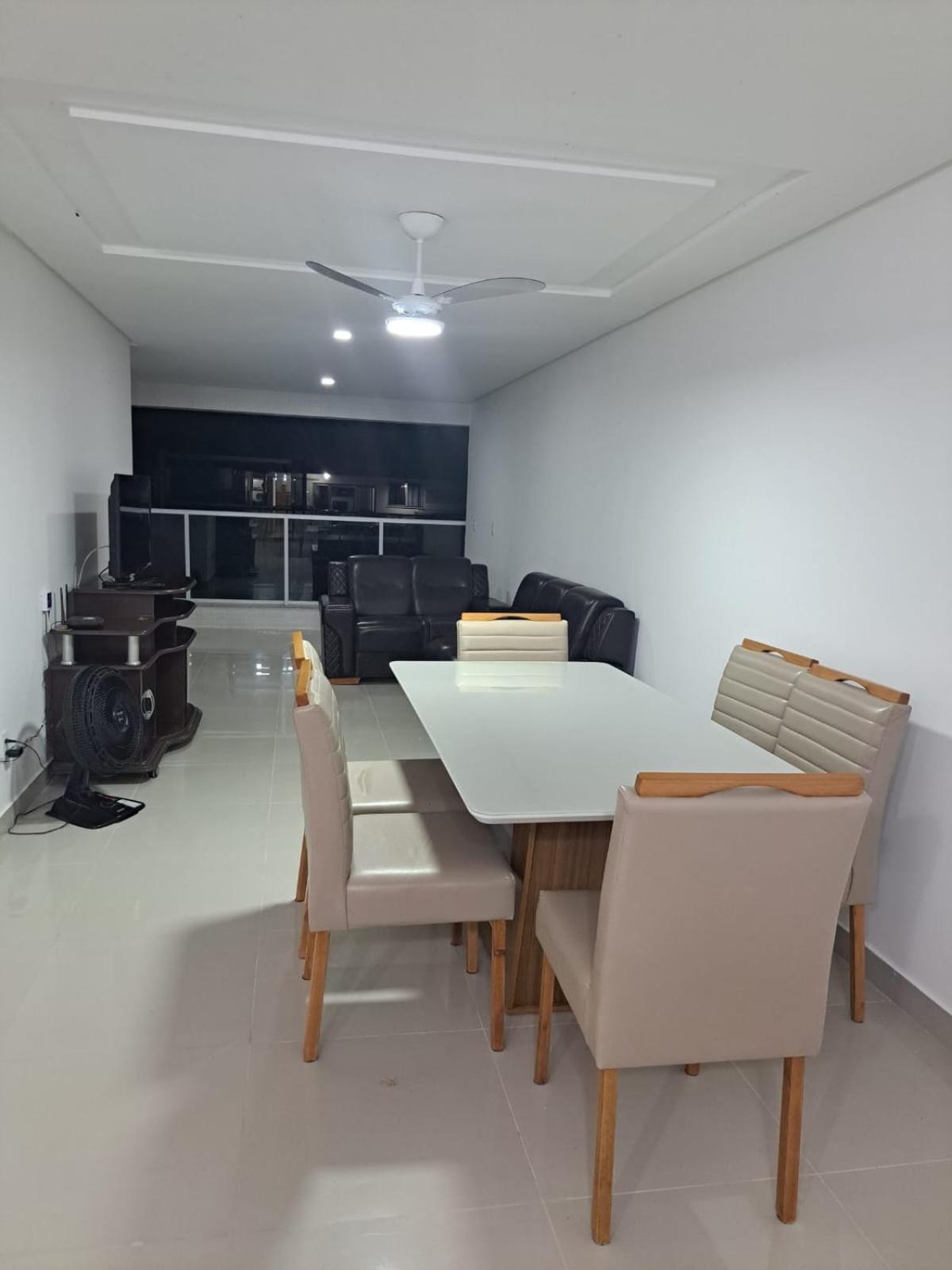 Lindo apartamento na praia do morro com vista para o mar, espaçoso, prédio novinho