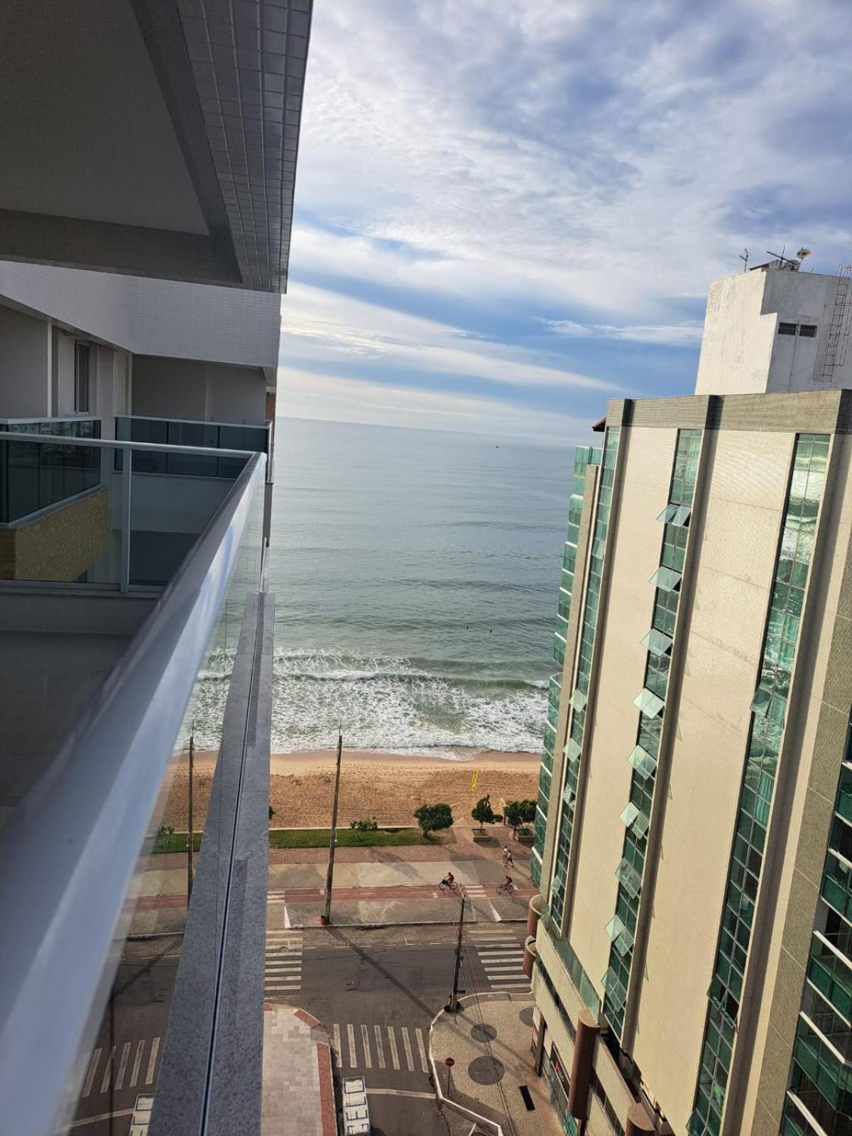 Lindo apartamento na praia do morro com vista para o mar, espaçoso, prédio novinho