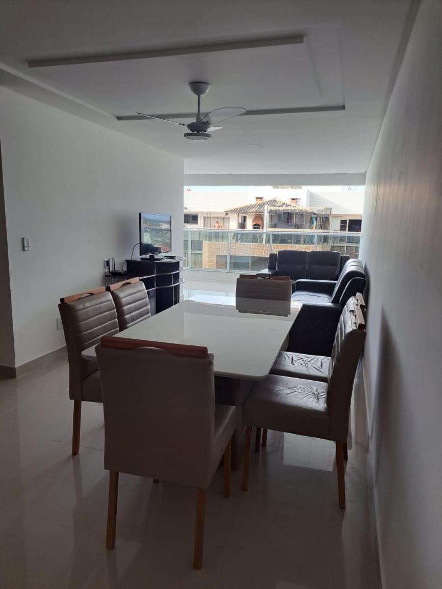 Lindo apartamento na praia do morro com vista para o mar, espaçoso, prédio novinho