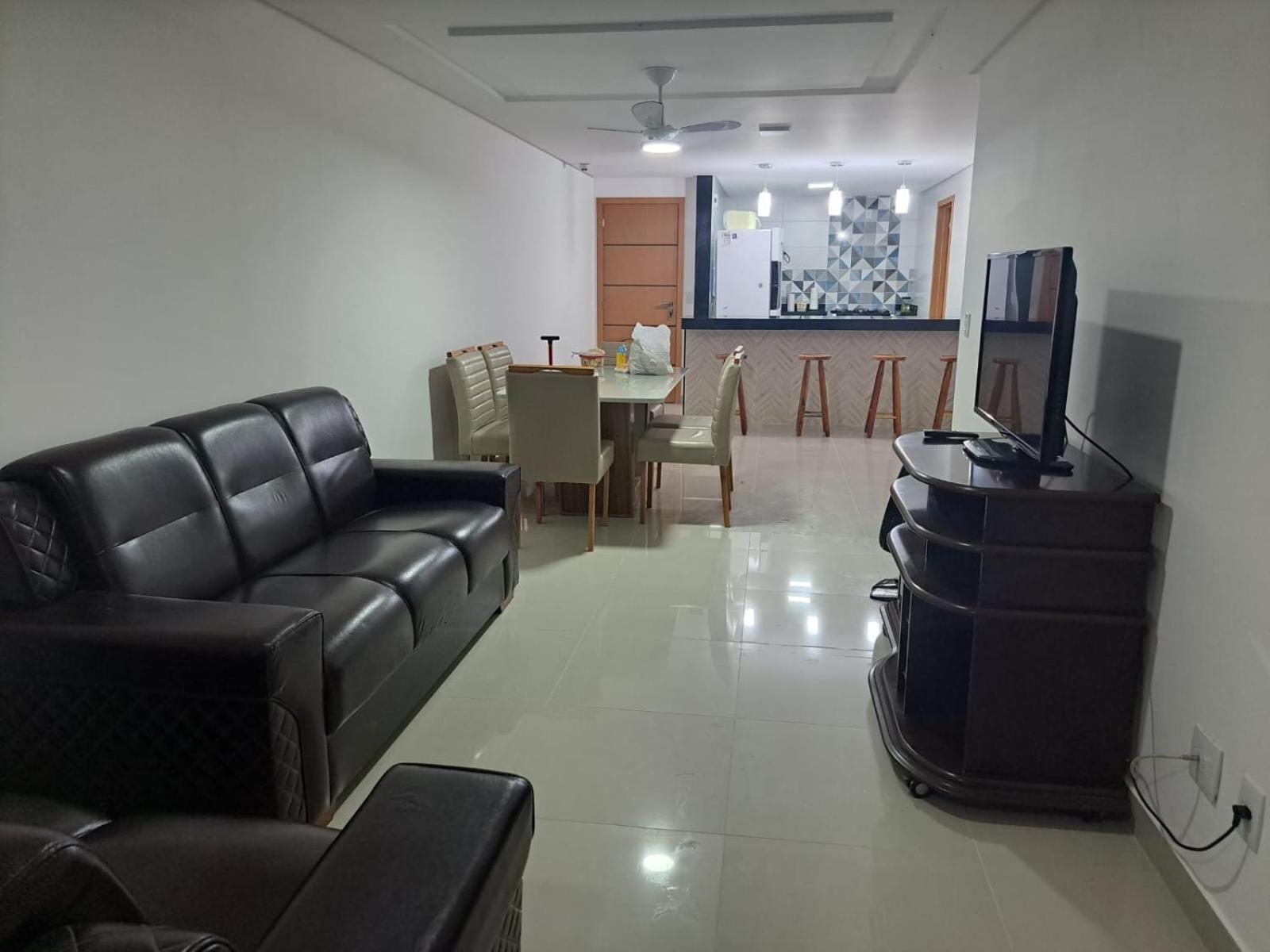 Lindo apartamento na praia do morro com vista para o mar, espaçoso, prédio novinho