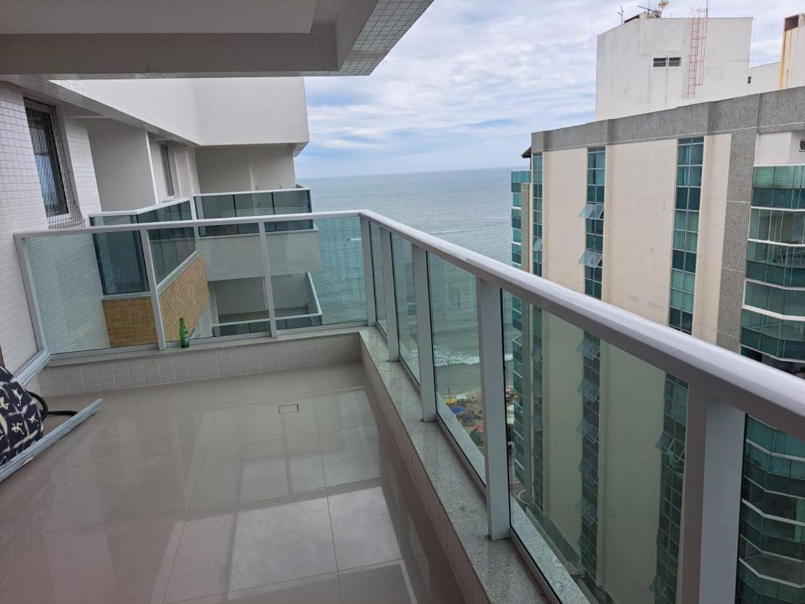 Lindo apartamento na praia do morro com vista para o mar, espaçoso, prédio novinho