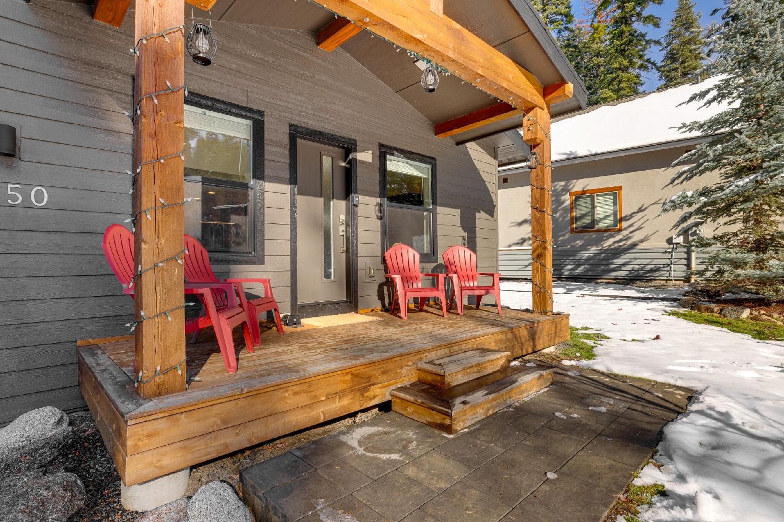 Sharlie's Chateau - Sleek, modern, new-build home near golf, park, and lake view 2