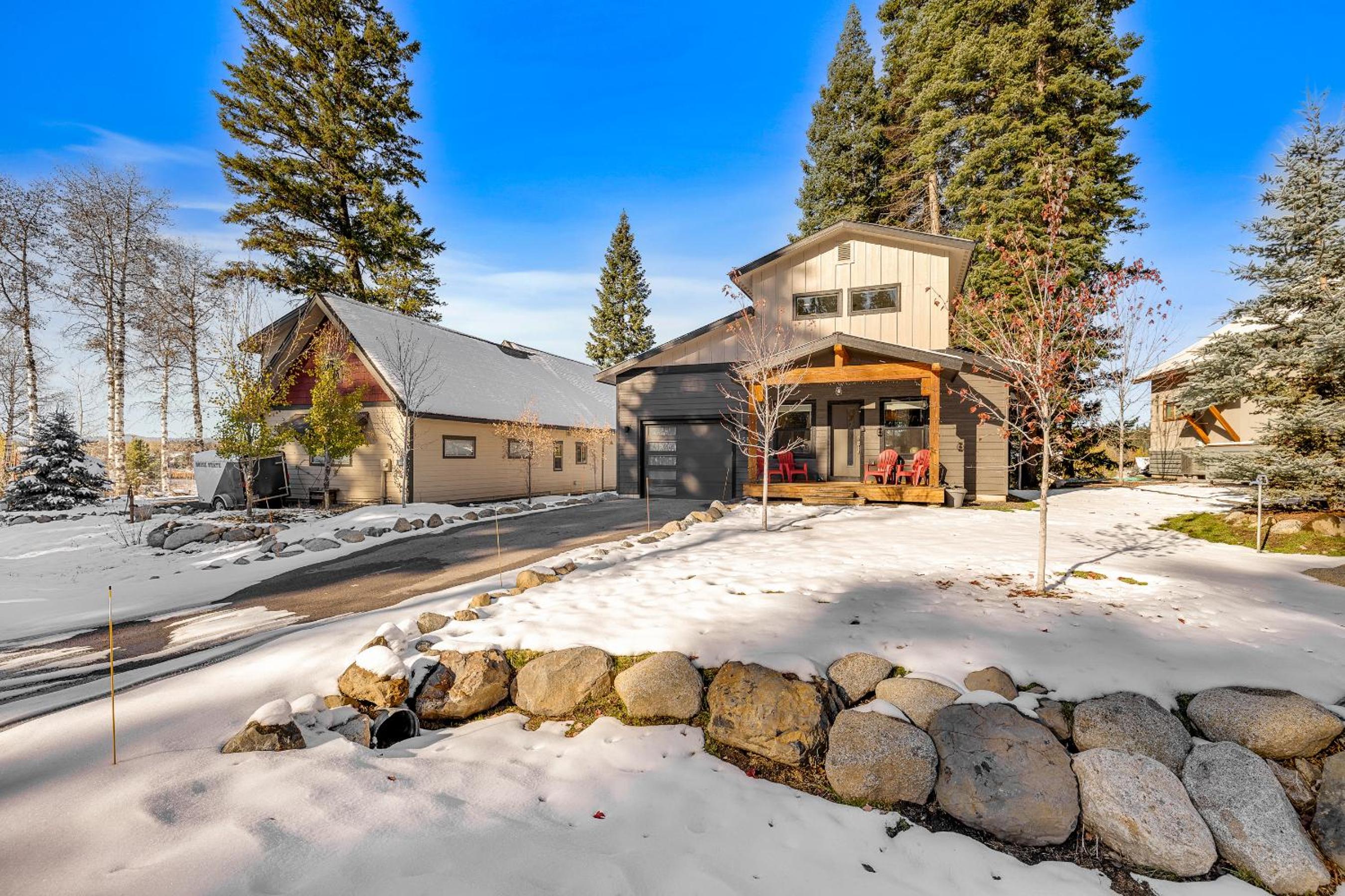 Sharlie's Chateau - Sleek, modern, new-build home near golf, park, and lake view 5